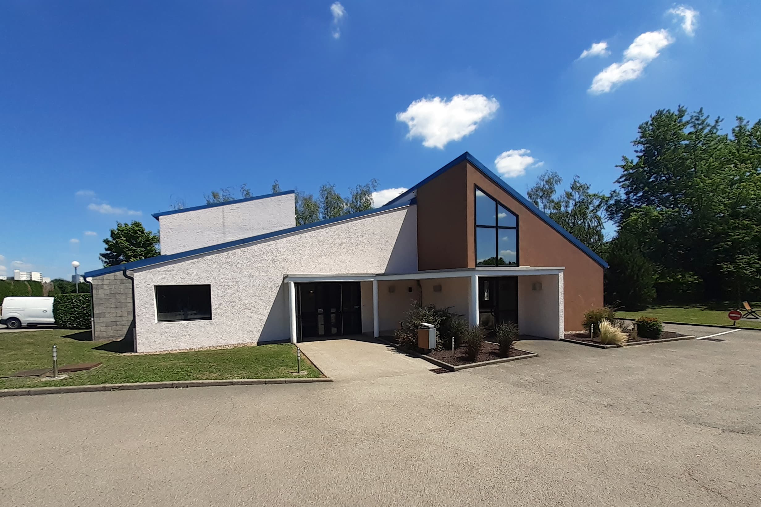 Façade du crématorium de Avanne Aveney